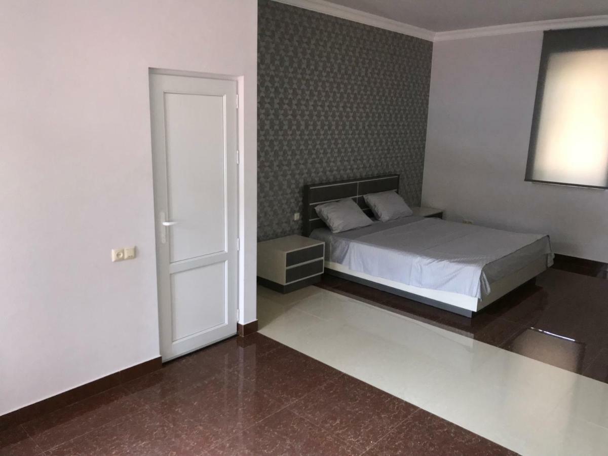 Liko Hostel Erevan Esterno foto