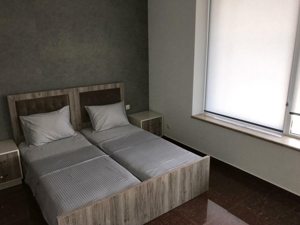 Liko Hostel Erevan Esterno foto